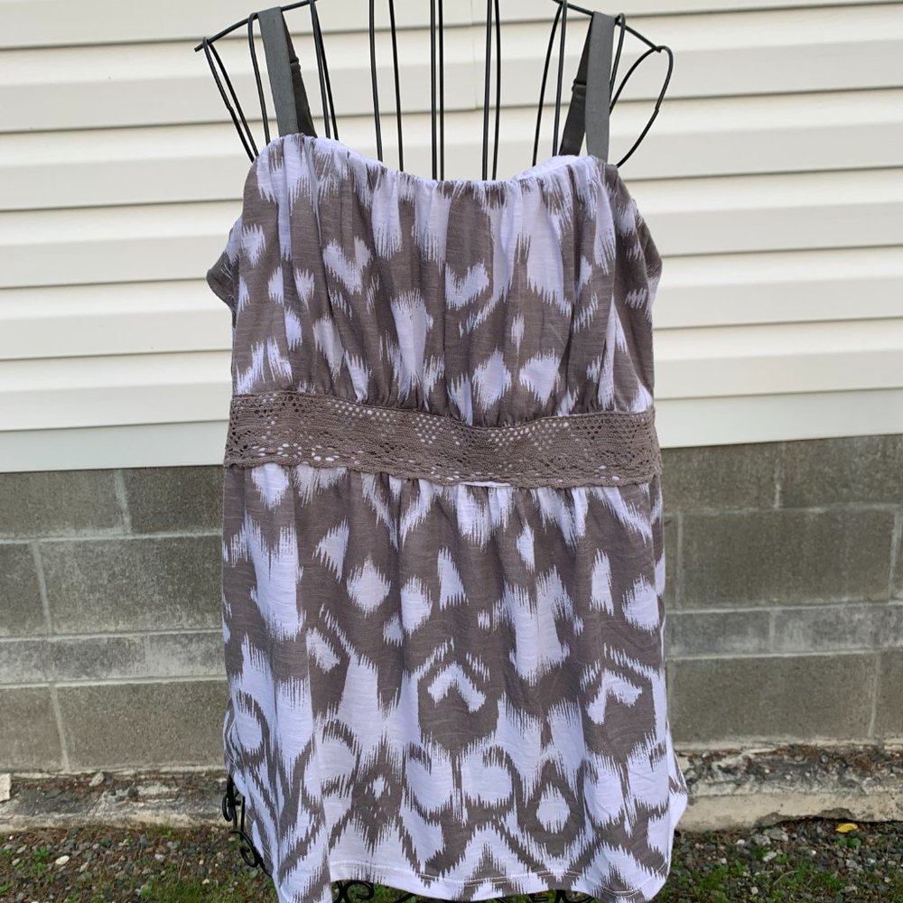Torrid Ladies size 0 (L-12) Grey and White Adjustable Strap Camisole Top